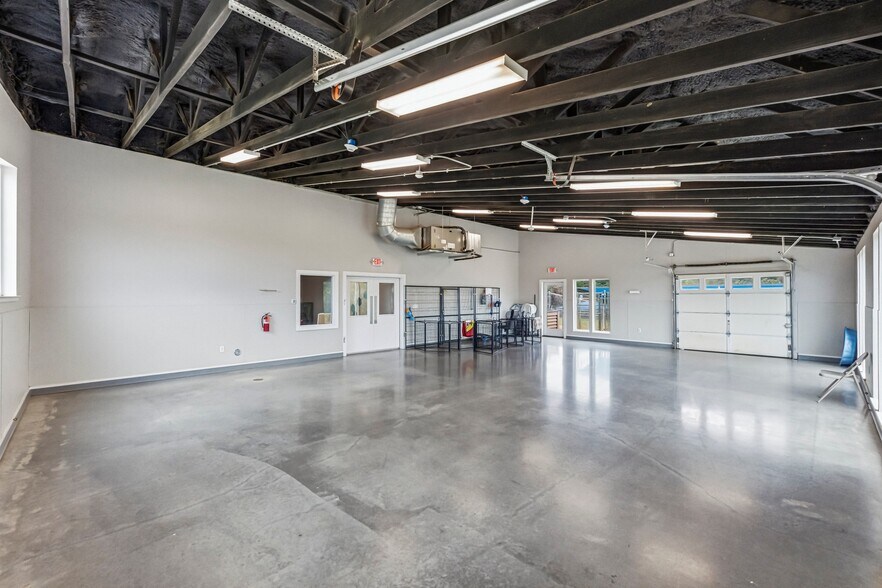 More Photos Of 1410 Live Oak Rd, Leander Showroom For Sale