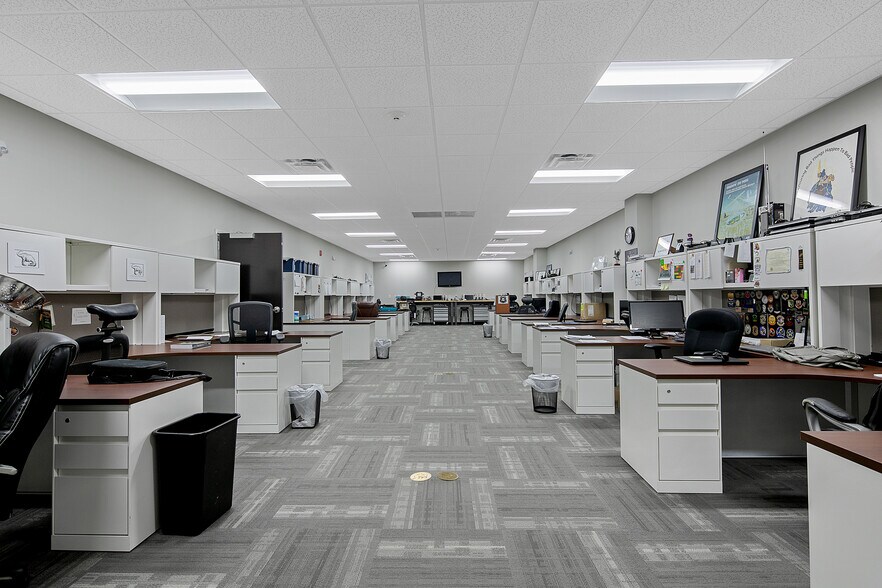 More Photos Of 2847 Bridgewood Dr, Fayetteville Office For Sale