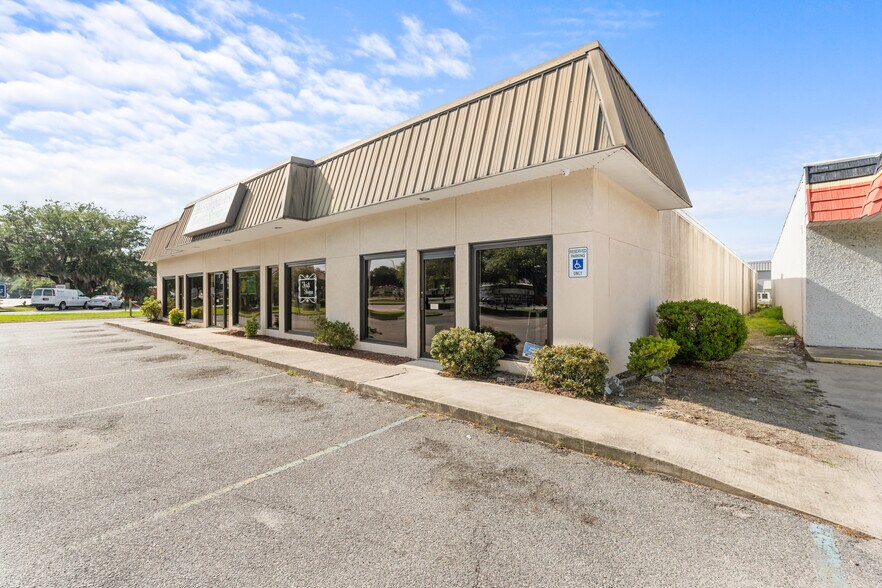 More Photos Of 6 Television Cir, Savannah Freestanding For Lease