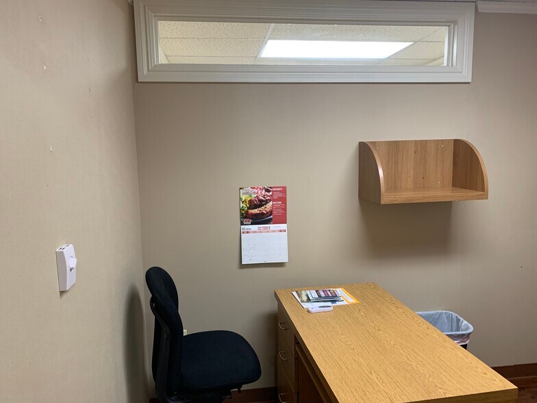 More Photos Of 8 Quakerbridge Plz, Hamilton Office For Sale