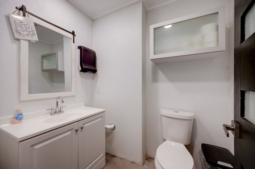 More Photos Of 1301 & 1307 Main St, Blanco Light Distribution For Sale