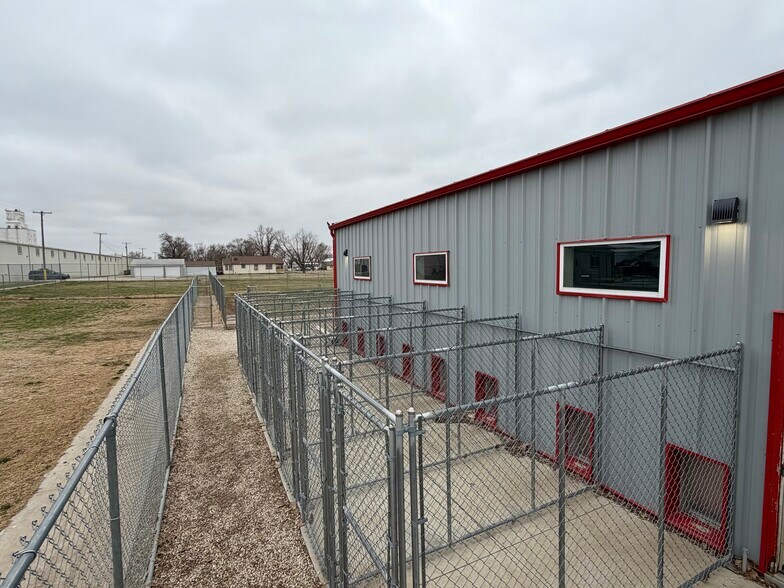 More Photos Of 911 W 1st St, Mcpherson Industrial For Sale