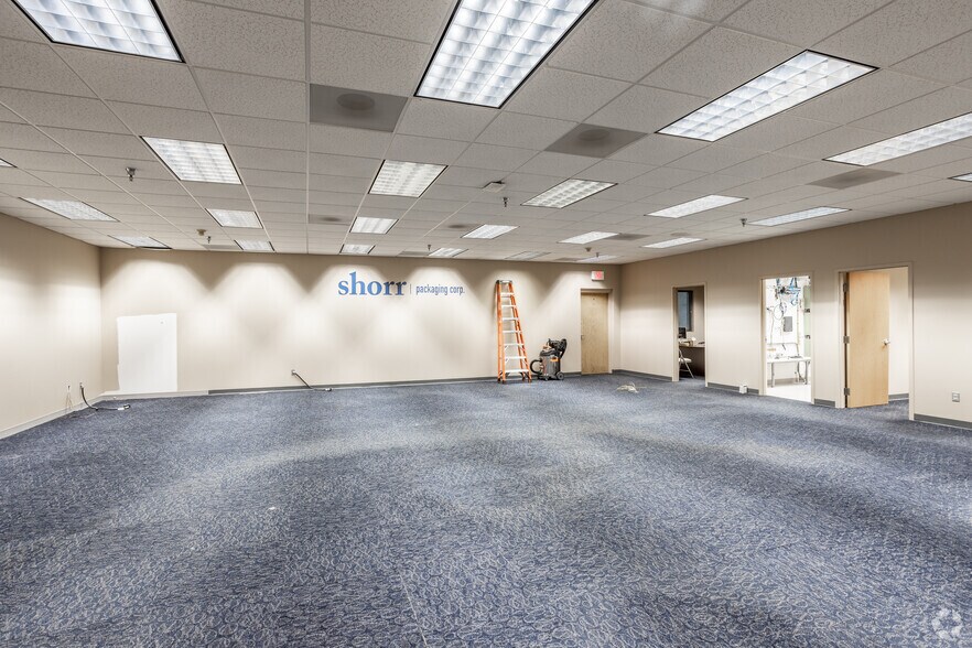 More Photos Of 2401 SE Creekview Dr, Ankeny Distribution For Lease