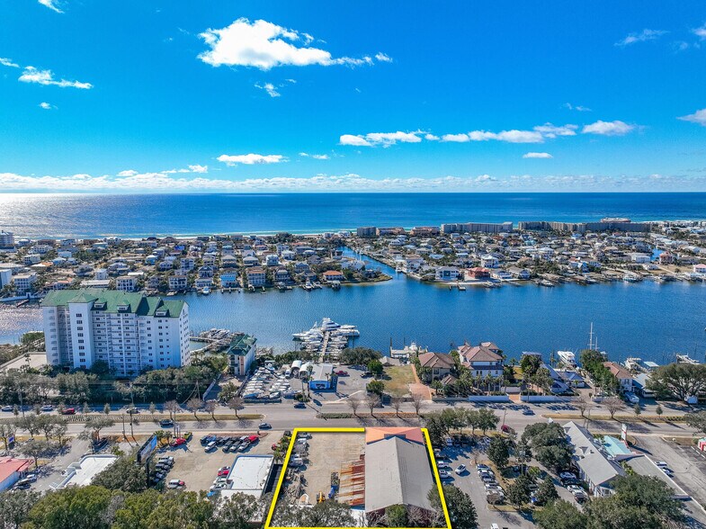 More Photos Of 639 Harbor Blvd, Destin Showroom For Lease