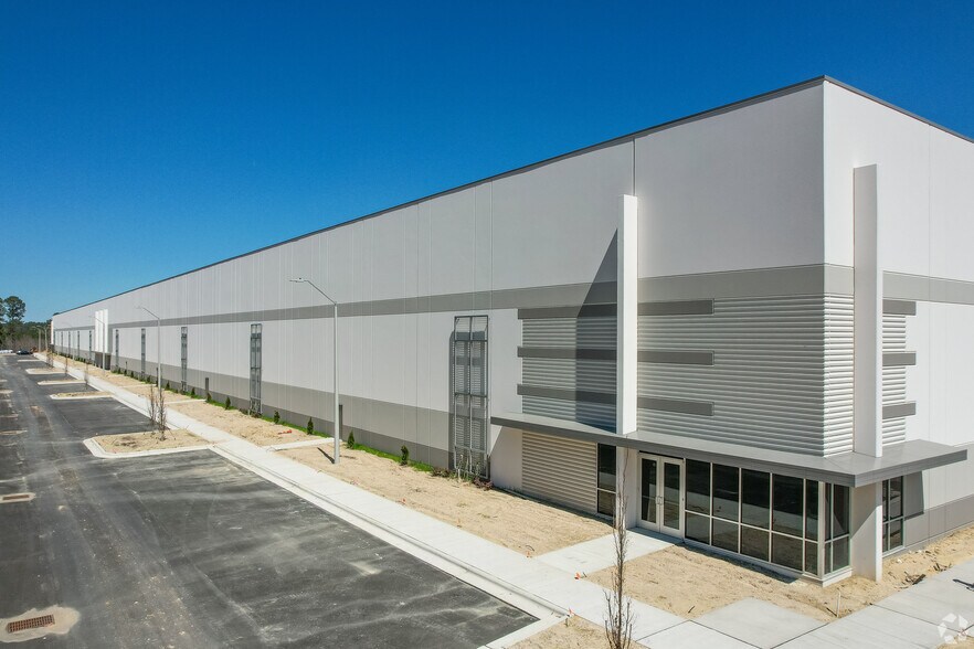More Photos Of 565 Hinton Oaks Blvd, Knightdale Industrial For Lease