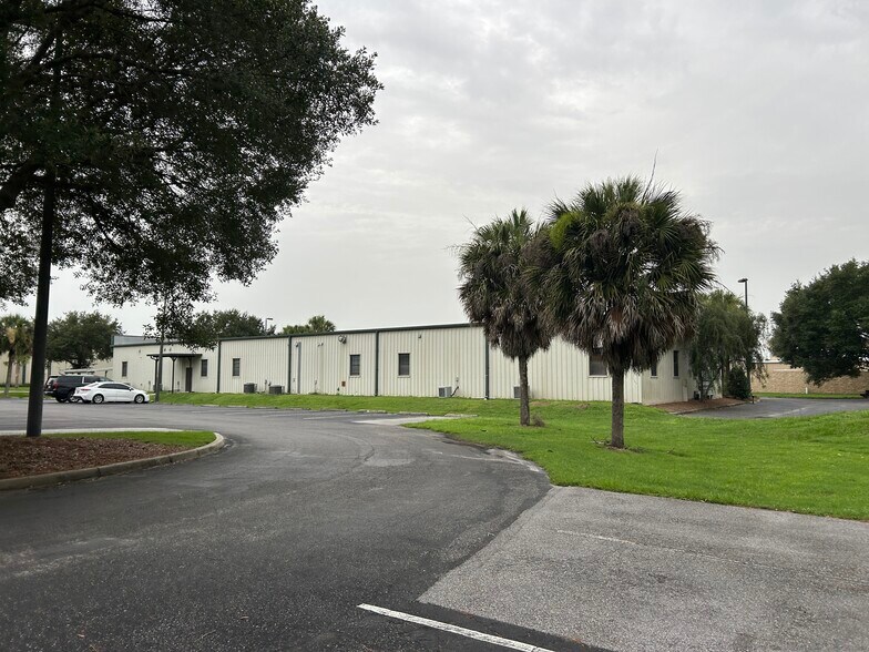 More Photos Of 4430 NE 83rd Rd, Wildwood Office For Lease