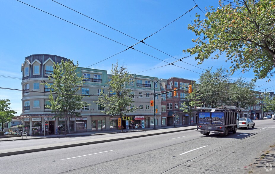 More Photos Of 470-560 Kingsway, Vancouver Storefront For Sale