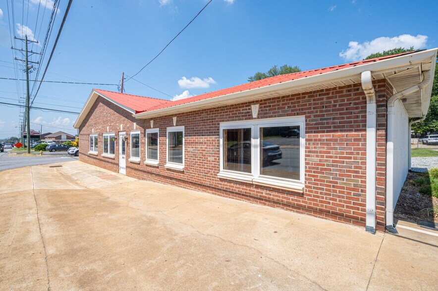 More Photos Of 2303 E Main St, Lincolnton Office For Sale