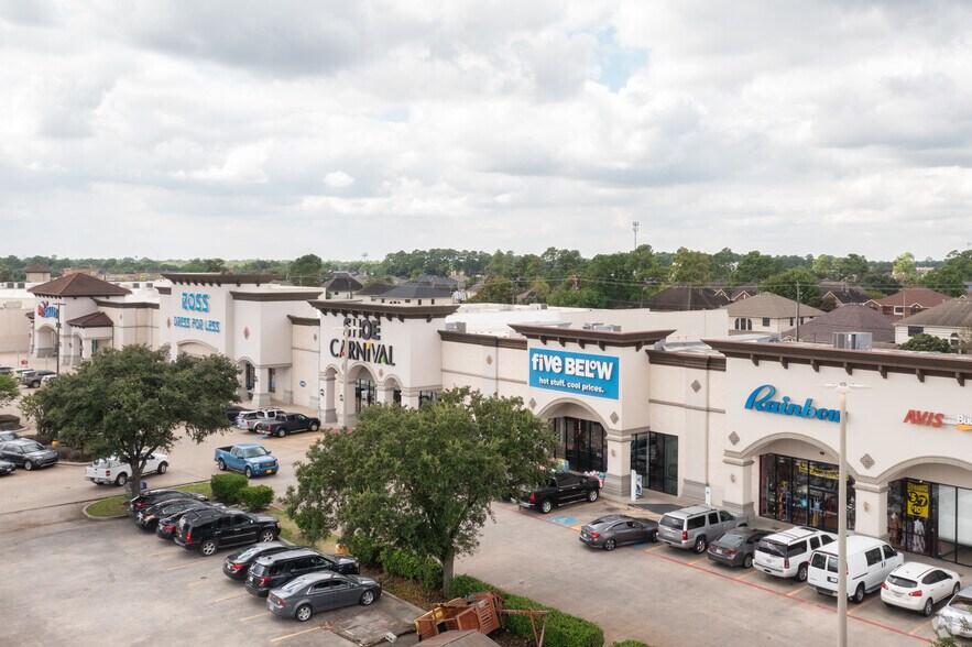 More Photos Of 5805 E Sam Houston Pky N, Houston Freestanding For Lease