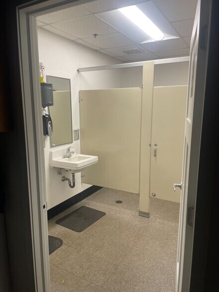 More Photos Of 5635 Commerce St, Lansing Warehouse For Lease