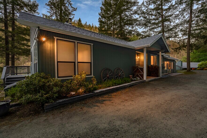 More Photos Of 11744 Galice Rd, Merlin Hotel For Sale