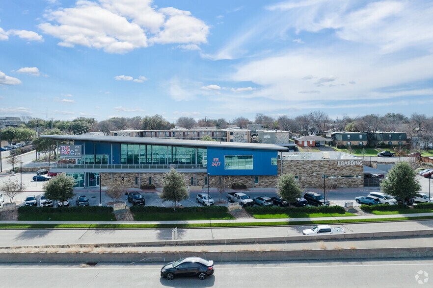 More Photos Of 4801 West Fwy, Fort Worth Veterinarian Kennel For Sale