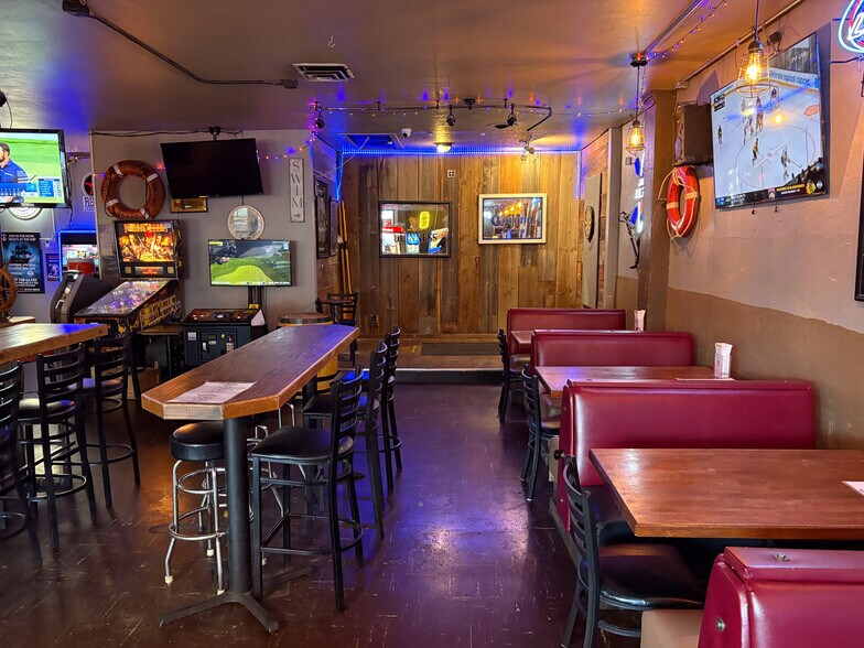 More Photos Of 7827 SW 35th Ave, Portland Bar For Sale