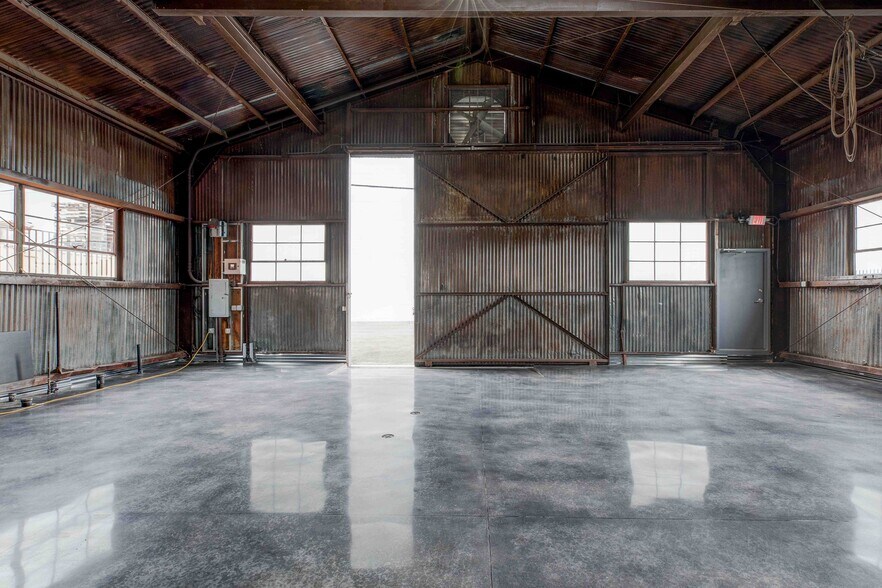 More Photos Of 2503 N Ontario St, Burbank Showroom For Lease