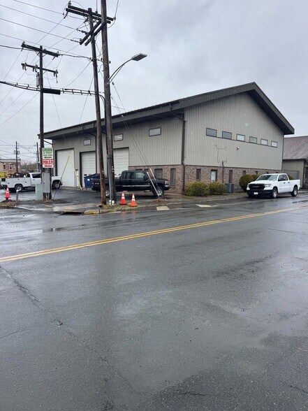 More Photos Of 15 Lower Hudson Ave, Green Island Auto Repair For Lease