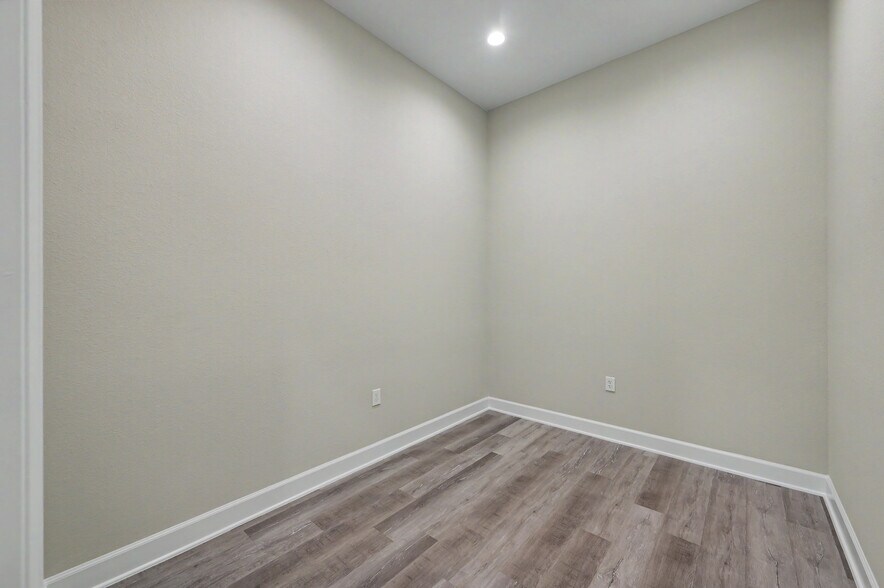 More Photos Of 625 Regal Row, Montgomery Medical For Lease