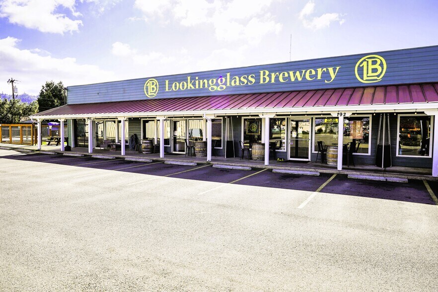 More Photos Of 192 Main St, Winston Bar For Sale