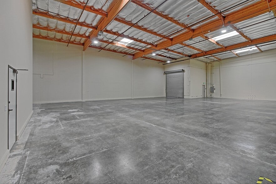 More Photos Of 4483 McGrath St, Ventura Service For Lease