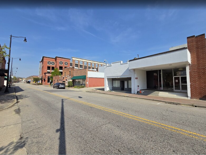 More Photos Of 130 Franklin St, Fayetteville Showroom For Lease