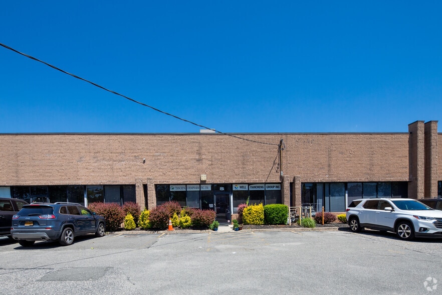 More Photos Of 855 Conklin St, Farmingdale Warehouse For Lease