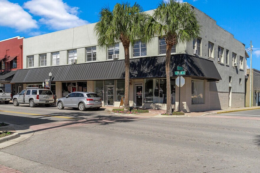 Primary Photo Of 200 W Main St, Leesburg Storefront Retail Residential For Lease