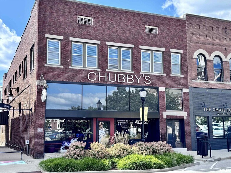 Primary Photo Of 2 W Side Sq, Macomb Restaurant For Sale
