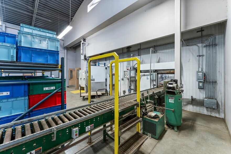 More Photos Of 11180 86th Ave N, Osseo Flex For Lease