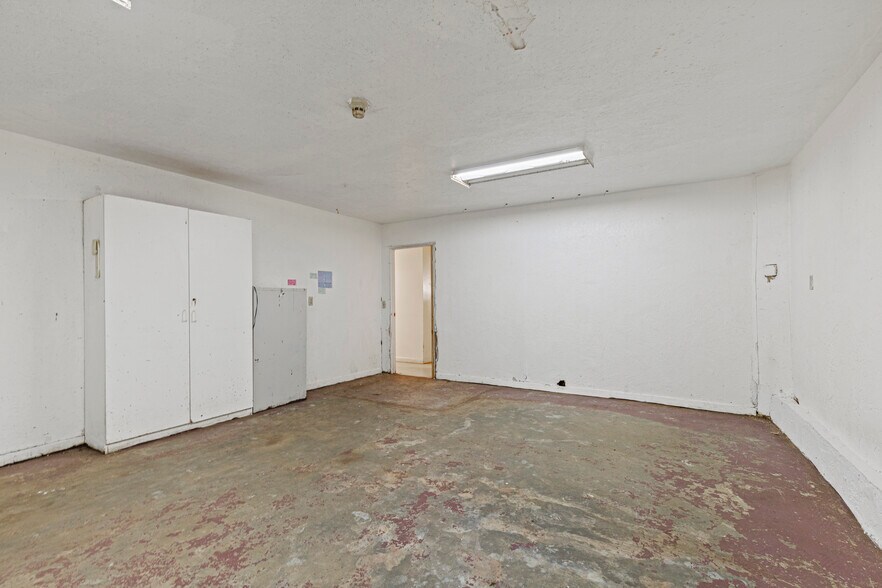 More Photos Of 245 N 7th St, Williams Light Distribution For Sale