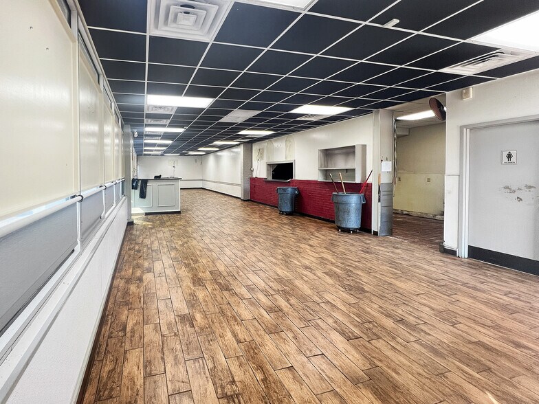 More Photos Of 2701 Lurleen B Wallace Blvd, Northport Restaurant For Lease