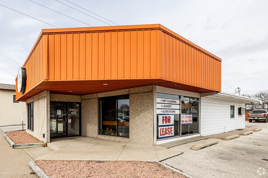 Primary Photo Of 1817 Jackson St, La Crosse Freestanding For Sale