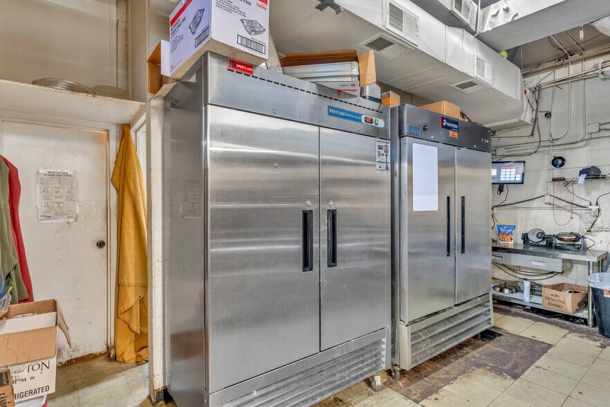 More Photos Of 601 Arizona Ave, Holton General Retail For Sale