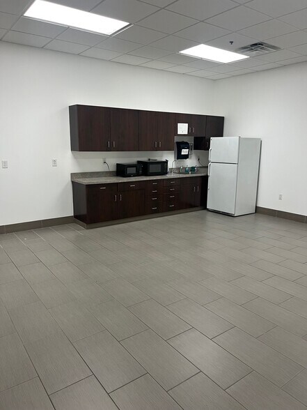 More Photos Of 5101-5125 S 36th St, Omaha Freestanding For Lease