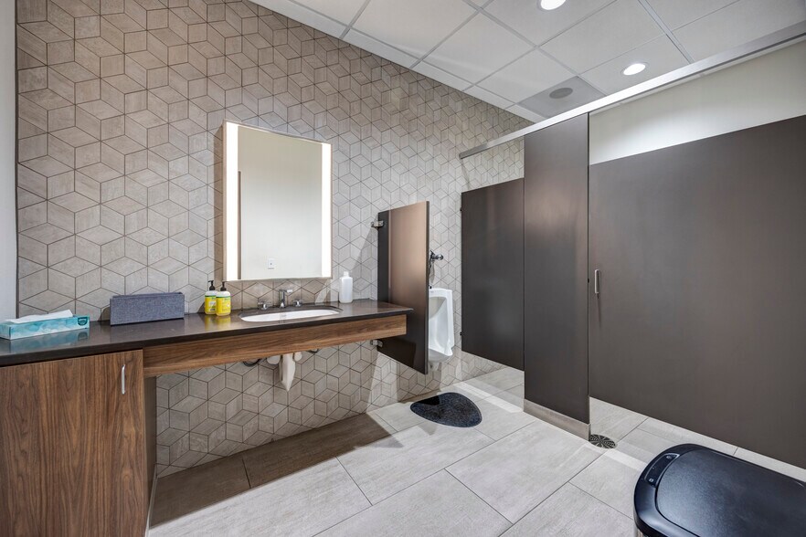 More Photos Of 8060 Keene Rd, West Richland Manufacturing For Sale