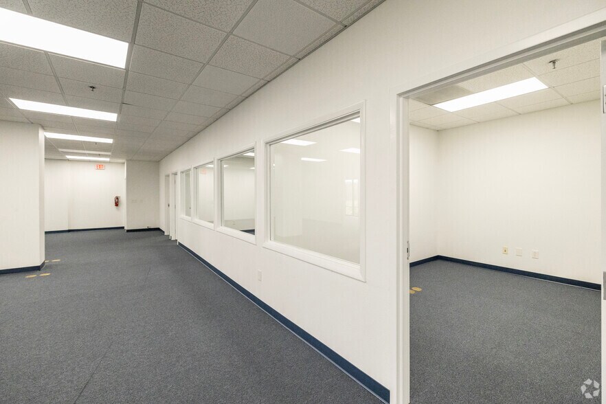 More Photos Of 6708 Harney Rd, Tampa Distribution For Lease