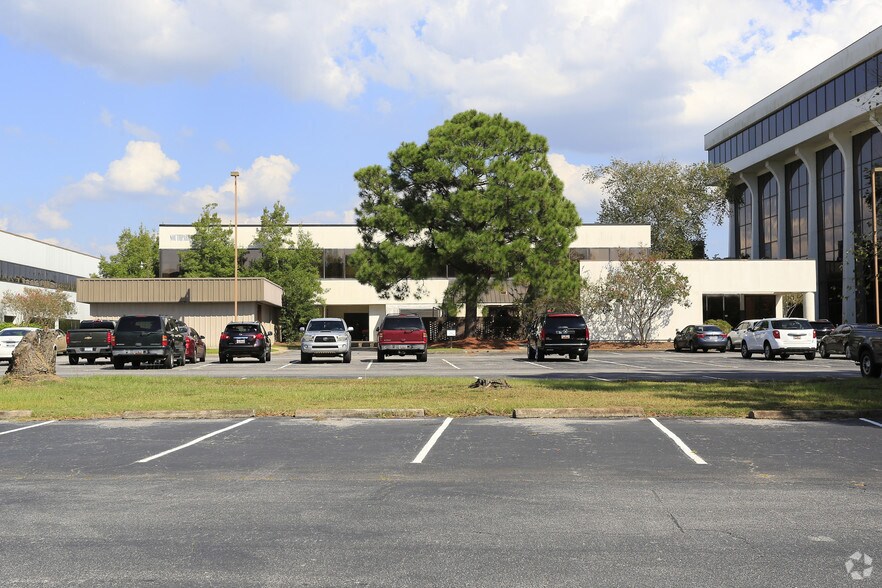 More Photos Of 2 S Park Cir, Charleston Office For Lease
