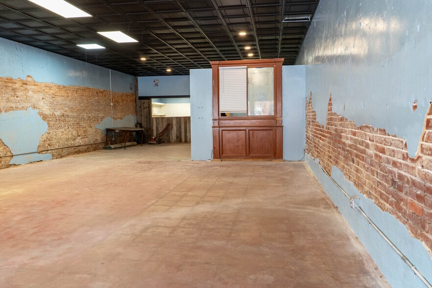 More Photos Of 110 E Clark St, Bartlett General Retail For Sale