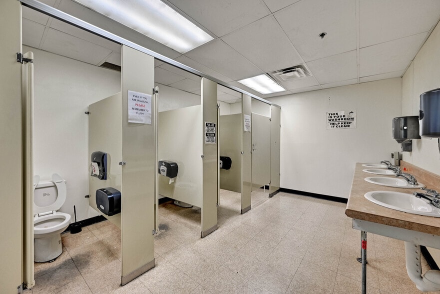 More Photos Of 100 Chamber Plz, Charleroi Supermarket For Lease