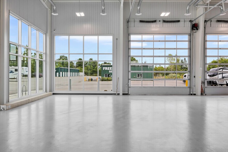 More Photos Of 663 Stewart Blvd, Brockville Showroom For Sale