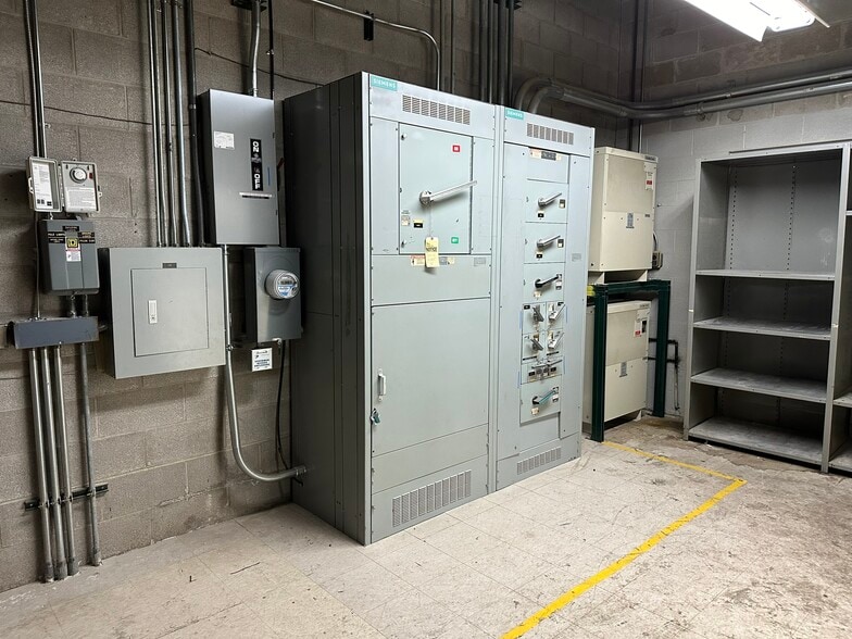 More Photos Of 15162 S Commerce Dr, Dearborn Research And Development For Sale