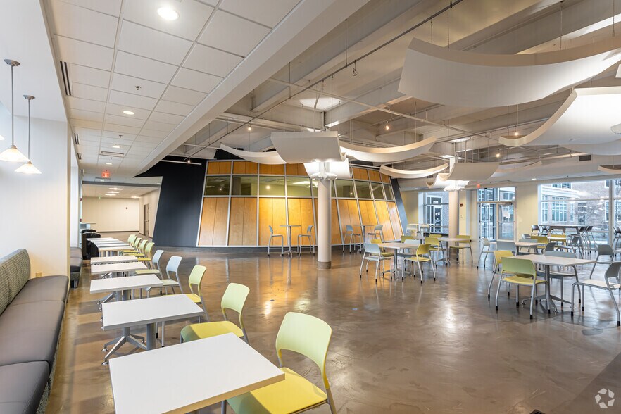 More Photos Of 75 Sylvan St, Danvers Unknown For Lease