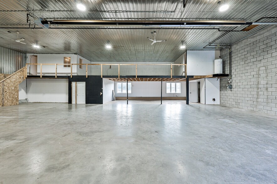 More Photos Of 250 Rue Industrielle, St-Roch-de-L'achigan Warehouse For Sale