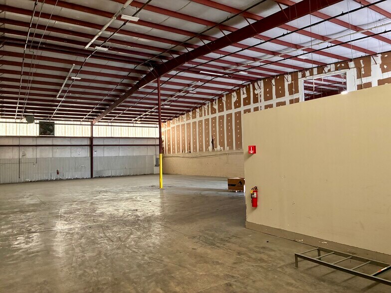 More Photos Of 5516 Export Blvd, Garden City Warehouse For Lease