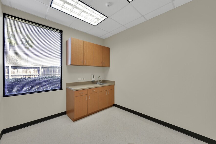 More Photos Of 1125 Cypress Station Dr, Houston Medical For Sale