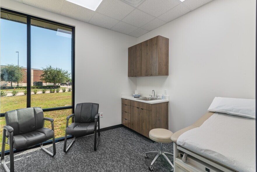 More Photos Of 7102 Tarrington Ave, Sugar Land Medical For Sale