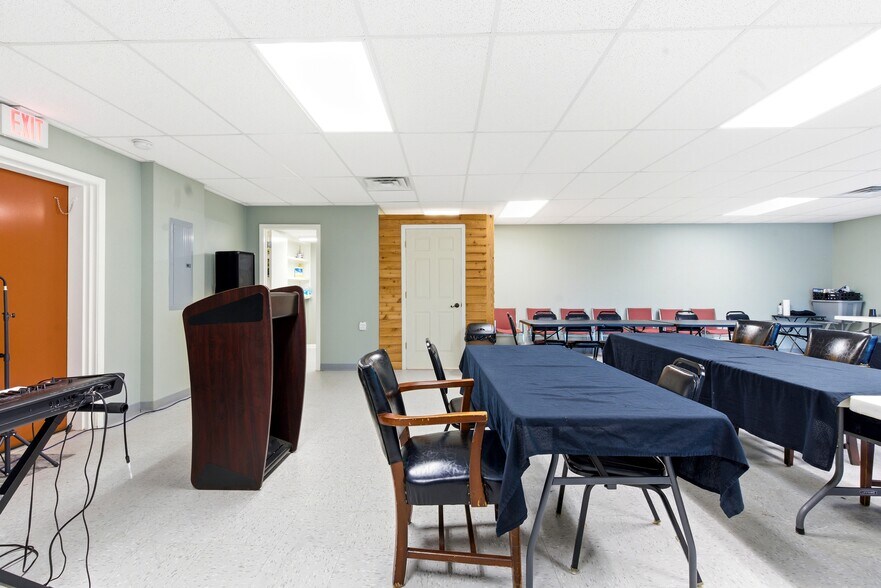 More Photos Of 622 W Market St, Bolivar Medical For Sale