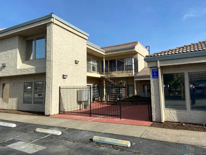Primary Photo Of 833 Mistletoe Ln, Redding Office For Lease