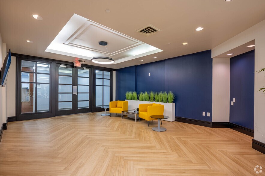 More Photos Of 3905 Vincennes Rd, Indianapolis Office For Lease