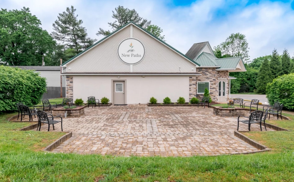 Primary Photo Of 1008 Commerce Blvd, Bardstown Freestanding For Sale