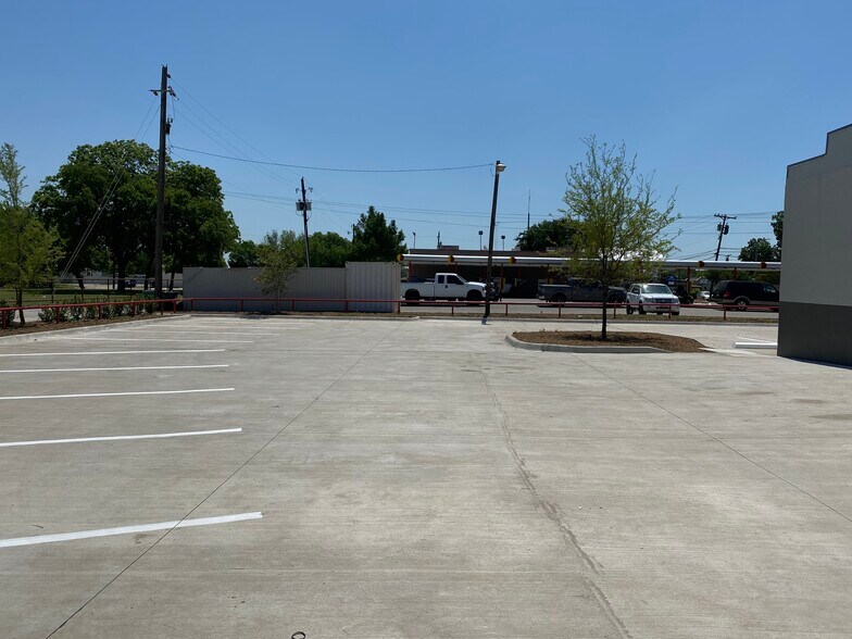 More Photos Of 316 W University Dr, McKinney Flex For Sale