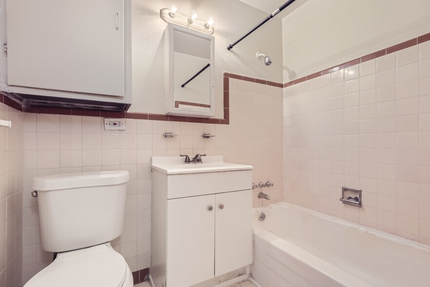 More Photos Of 1695 Clinton St, Aurora Apartments For Sale